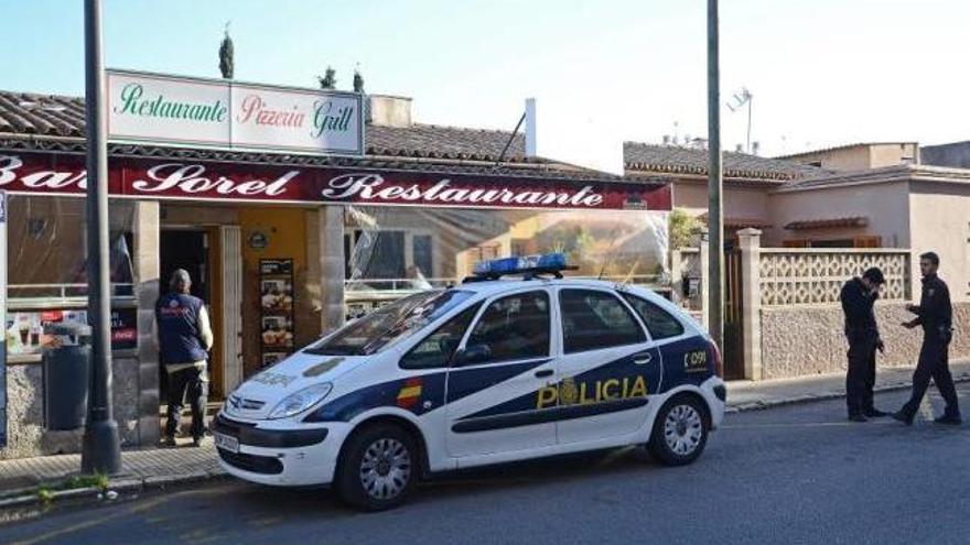 Dos policías, en el bar donde se produjo la agresión en marzo de 2014 en Son Cladera.