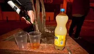 El 'atracón' de alcohol, una práctica muy peligrosa