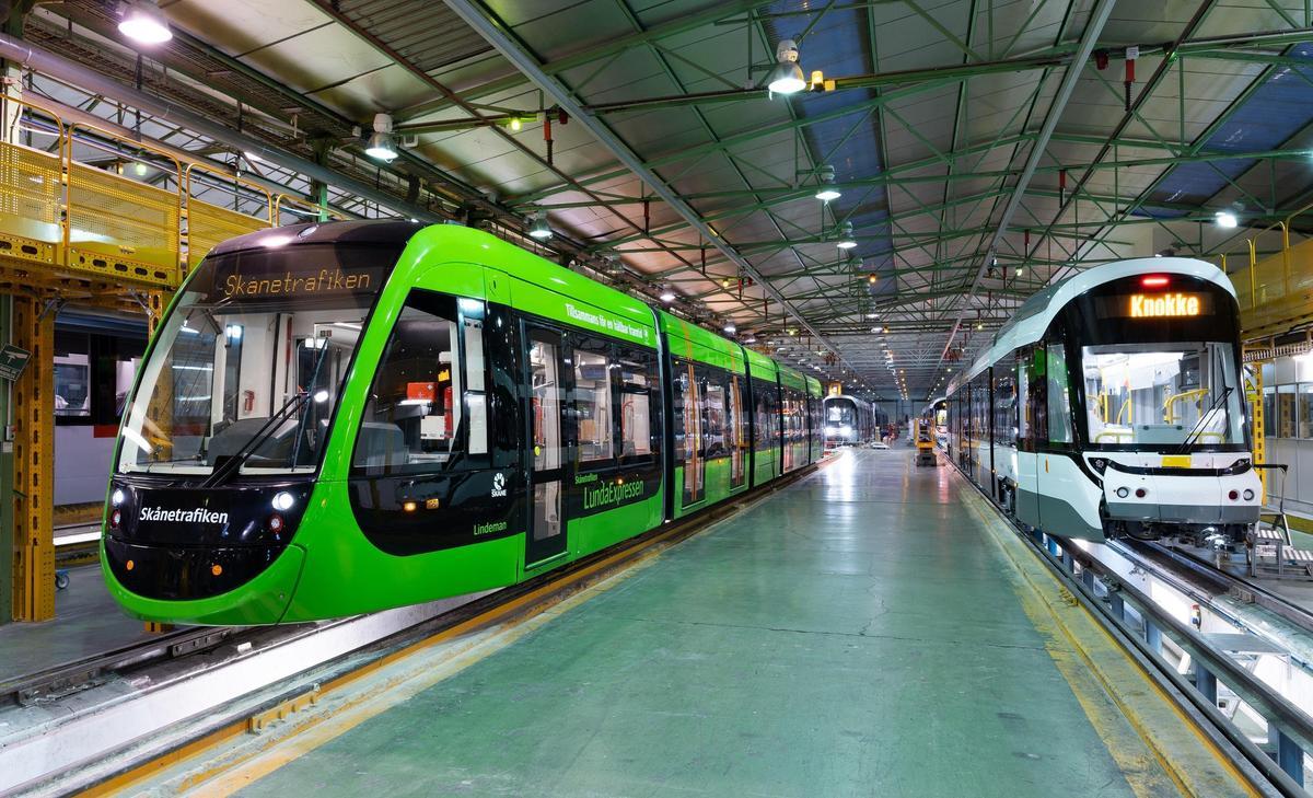 Tranvias y trenes en proceso de fabricación en la planta de la empresa vasca CAF en Zaragoza.