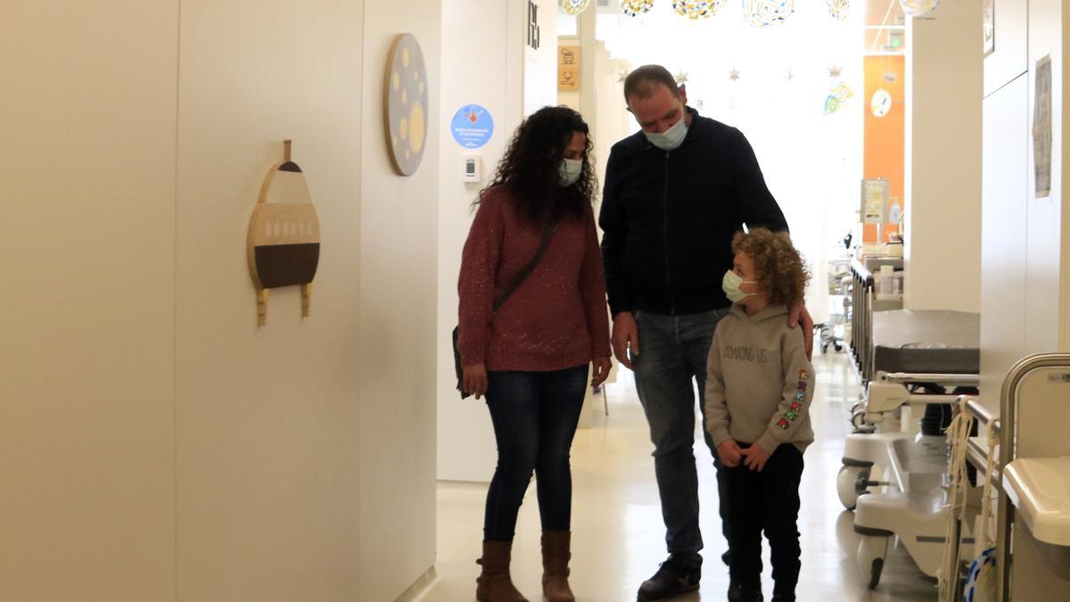 El Pau, un nen de 6 anys a qui van diagnosticar una leucèmia als 16 mesos i de la qual s'ha recuperat, amb els seus pares, durant una visita de seguiment a l'Hospital Vall d'Hebron, a Barcelona