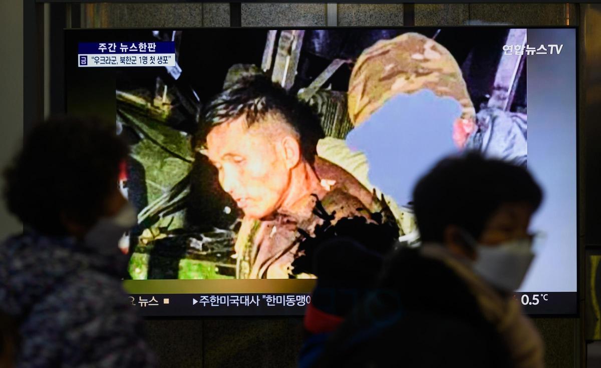Una televisión en la estación de tren de Yongsan, en Seúl, muestra a un soldado norcoreano capturado en Ucrania, el pasado 28 de diciembre.