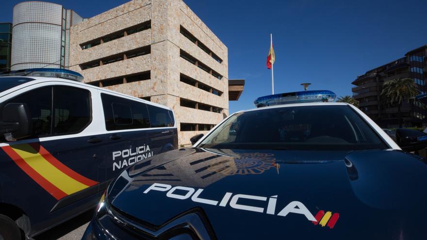 Rescatan a una niña de dos años encerrada sola en un coche en Ibiza