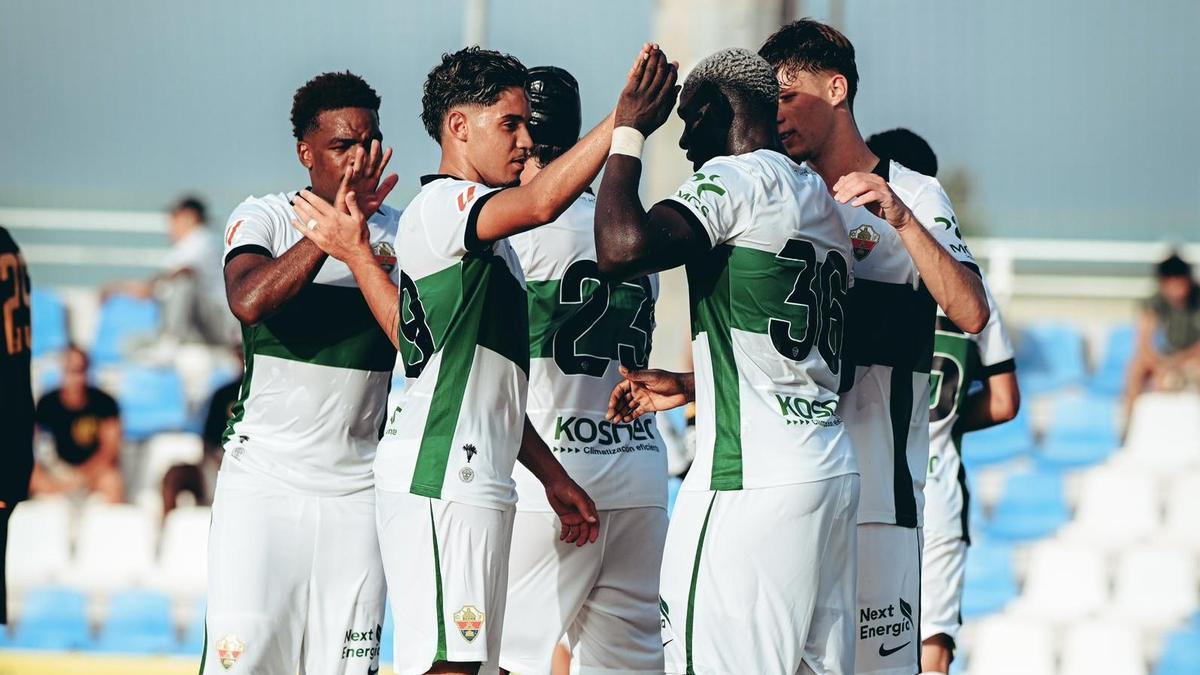Los jugadores del Elche celebran uno de los goles al Kaizer Chiefs en el primer amistoso de pretemporada