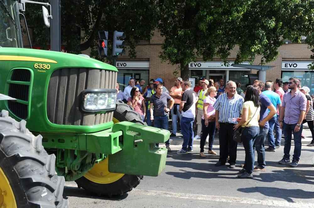 La Gran Vía de Murcia, paralizada por los agricultores