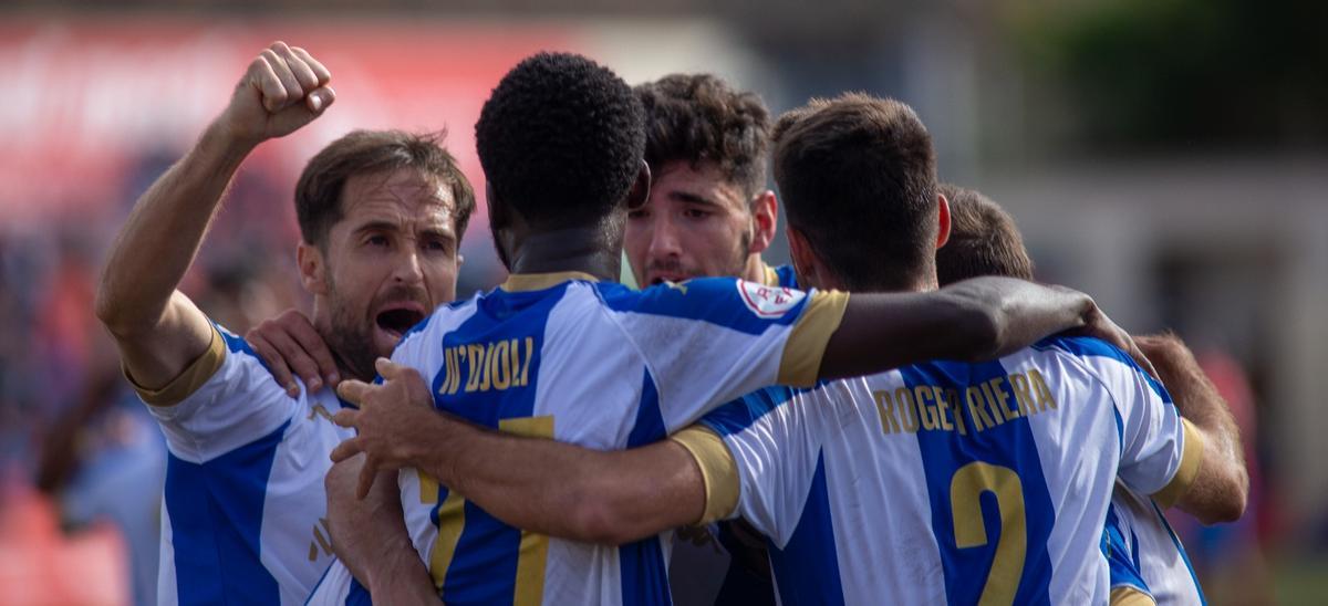 Los jugadores del Hércules felicitan a Jean Paul por su tanto en Sagunto.