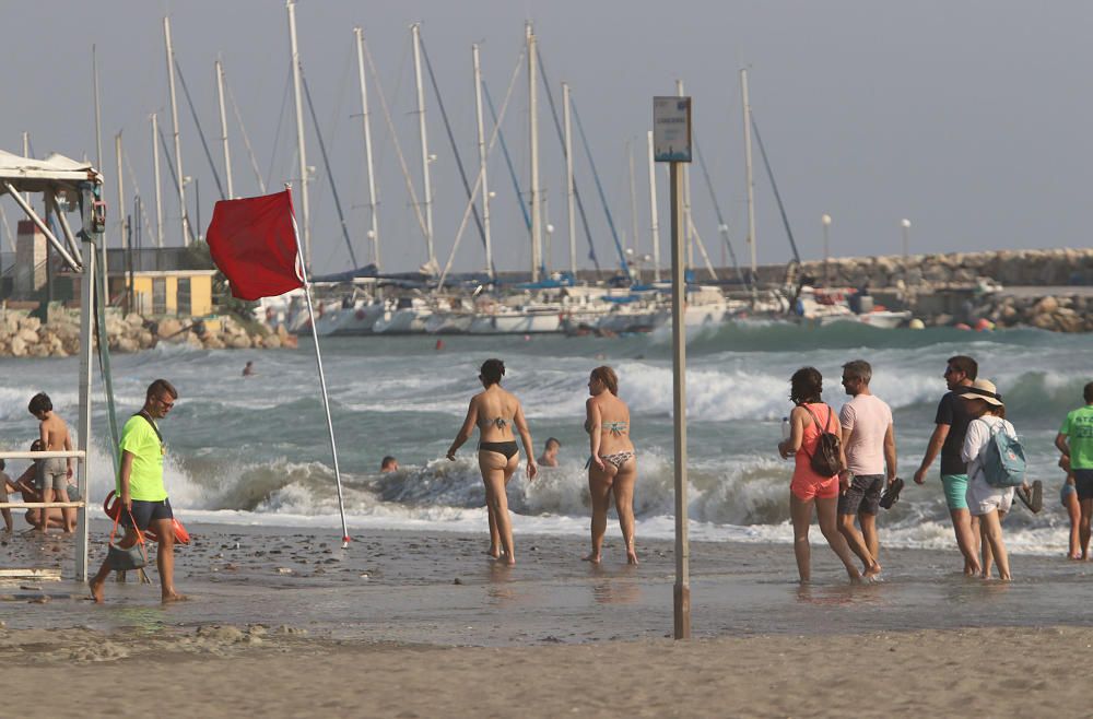 MLG. 08/SEPTIEMBRE/2017.-  PLAYA DE MLG. POR OLEAJE ,TEMPORAL , VIENTO.PLAYA DE EL DEDO CON BANDERA ROJA.-ARCINIEGA