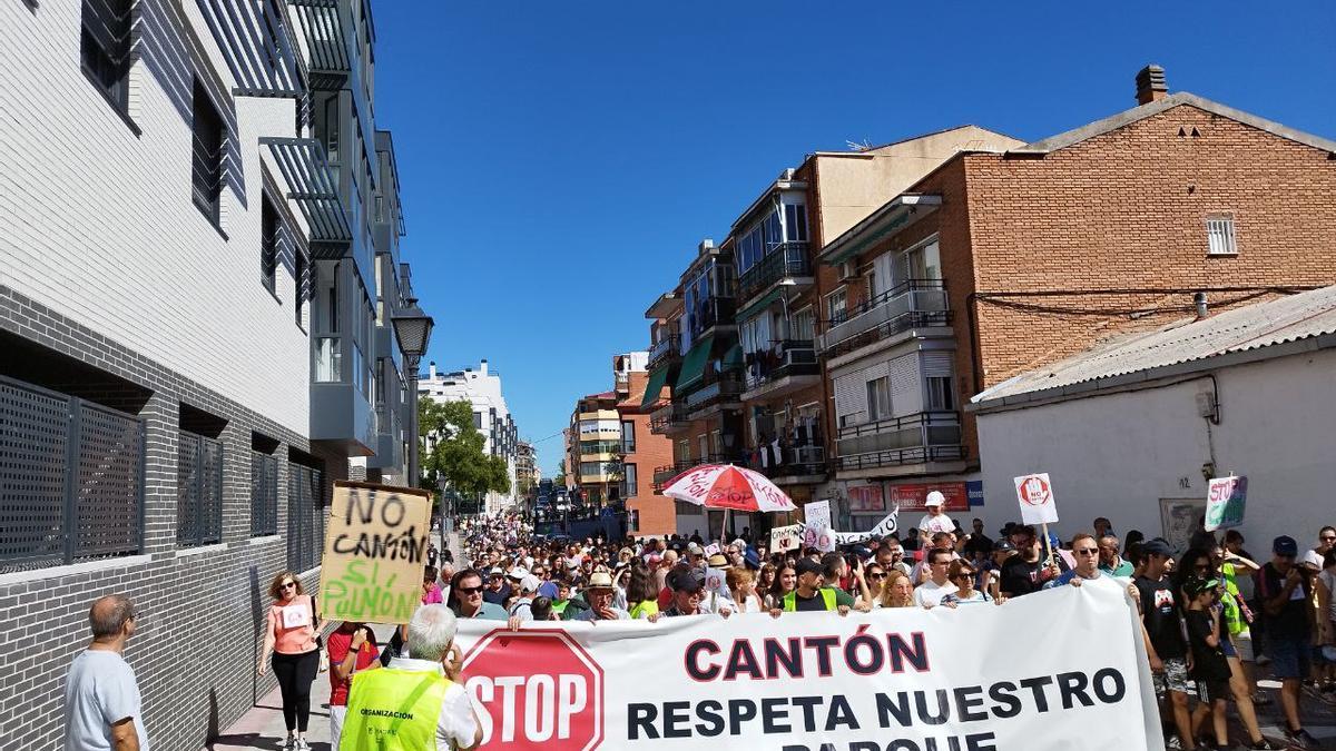 Imagen de la primera manifestación convocada por los vecinos de Vicálvaro contra el cantón de limpieza del Parque Forestal el pasado 1 de octubre.