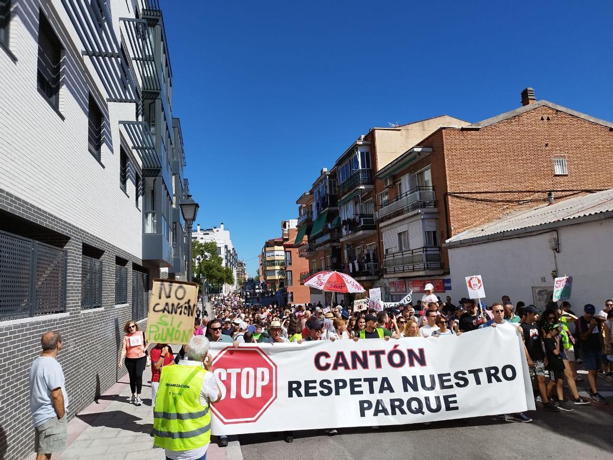 Manifestación de los vecinos de Vicálvaro contra el cantón de limpieza del Parque Forestal.