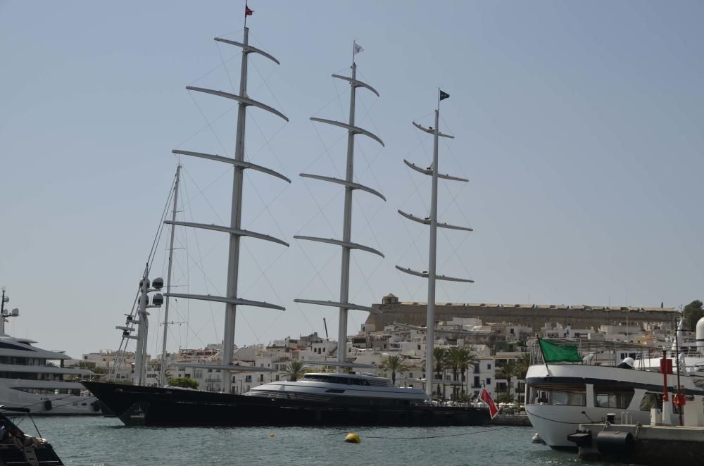 El impresionante barco, en el puerto de Ibiza