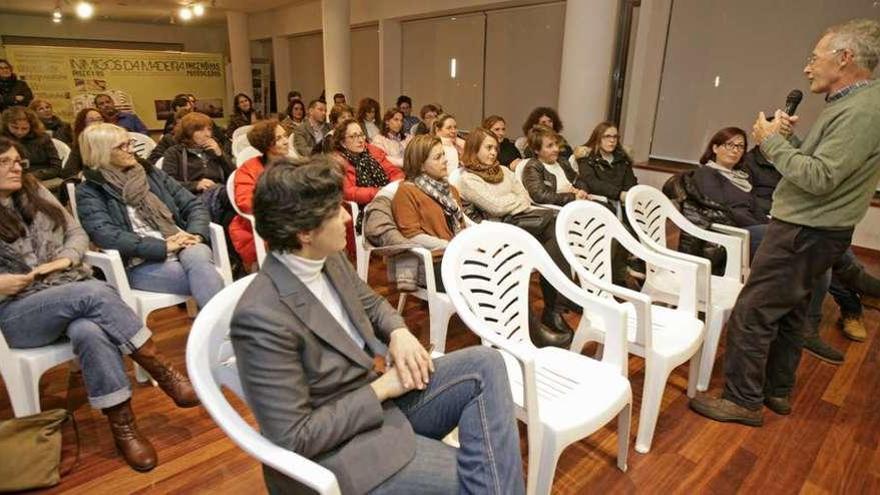 Ángel Carracedo, anoche en el MOME, hablando sobre diversidad humana y educación en el estreno de Gracrimper. // Bernabé / Cris M.V.