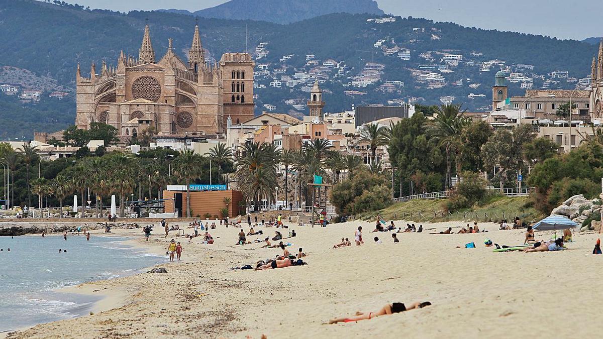 Una playa de Palma de Mallorca, con la catedral-basílica de la ciudad al fondo. | EUROPA PRESS/ISAAC BUJ Una playa de Palma de Mallorca, con la catedral-basílica de la ciudad al fondo. | EUROPA PRESS/ISAAC BUJ
