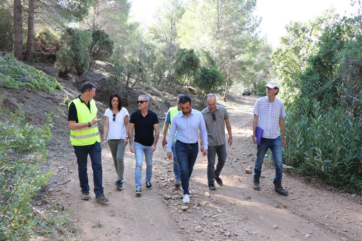 Visita del alcalde de Sagunt, Darío Moreno, a las obras del nuevo cortafuegos junto a Los Monasterios.