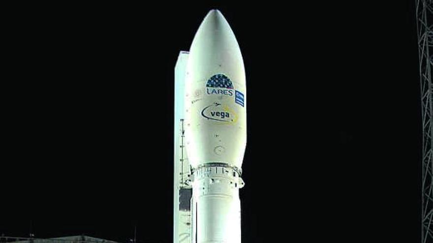 El cohete &#039;Vega&#039;, ayer, en la rampa de lanzamiento. / esa - S. Corvaja, 2012
