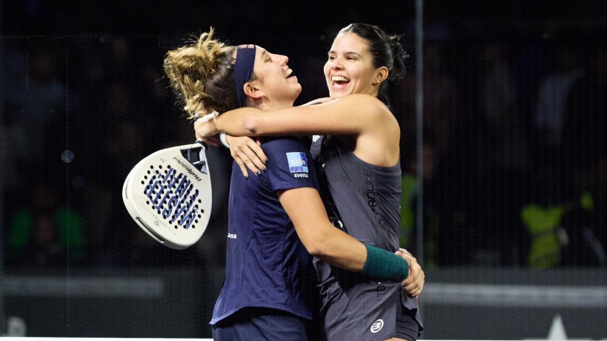 Bea y Delfi felices tras ganar el título