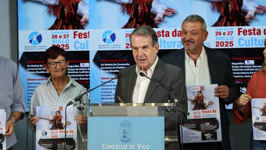 Presentación de la Festa da Cultura con los organizadores y Caballero (c.) ayer. | Alba Villar