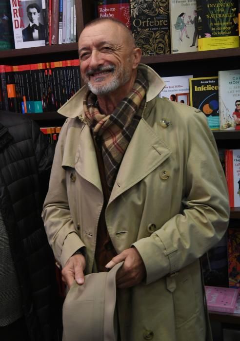 Arturo Pérez-Reverte inaugura la librería Arenas, en avenida de Oza