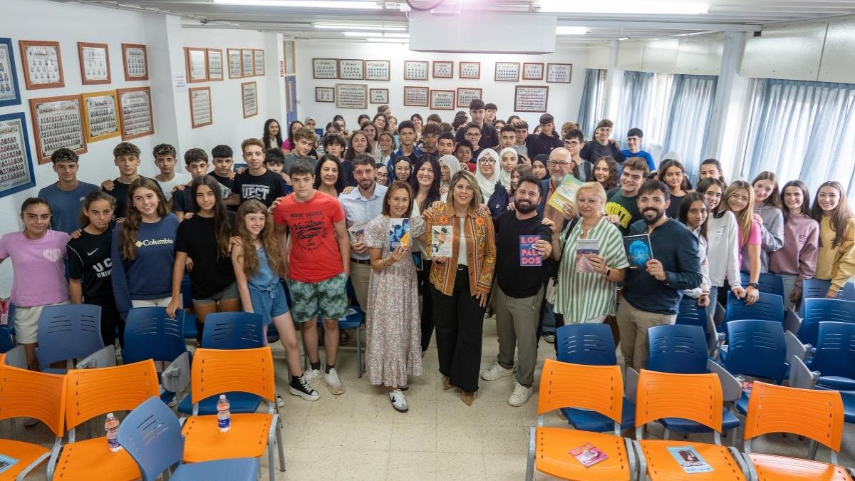 Alumnos y profesorado del IES El Bohio junto a Noelia Arroyo y representantes del Grupo Promotor del premio.