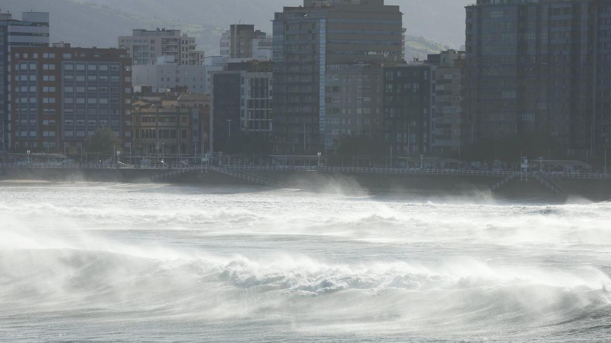 El fuerte oleaje azota la costa de Gijón (en imágenes)