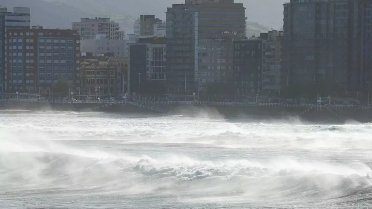 El fuerte oleaje azota la costa de Gijón