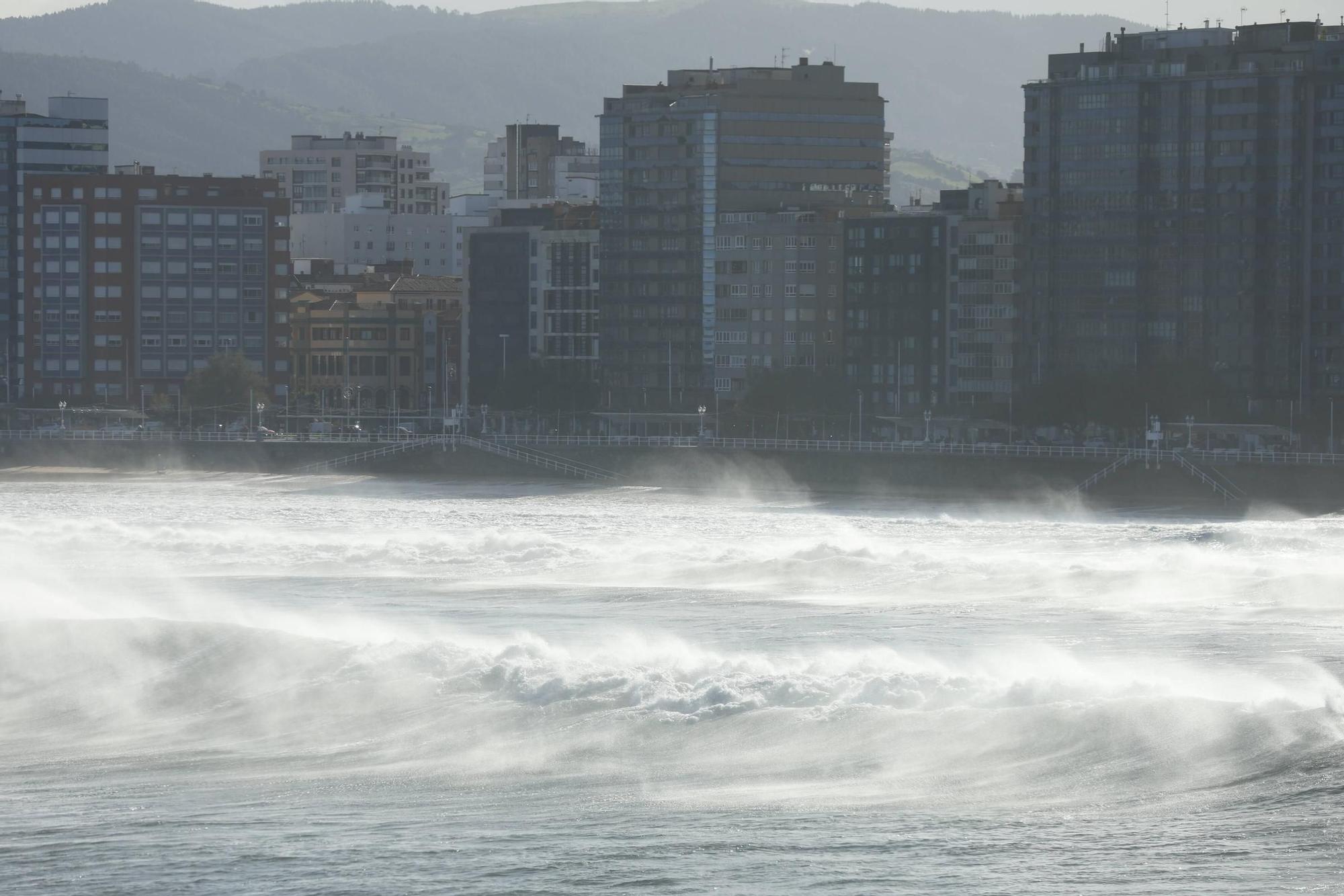 El fuerte oleaje azota la costa de Gijón (en imágenes)