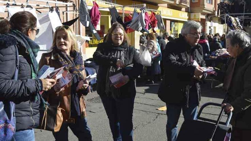 Los candidatos del PSOE hacen precampaña en el mercadillo