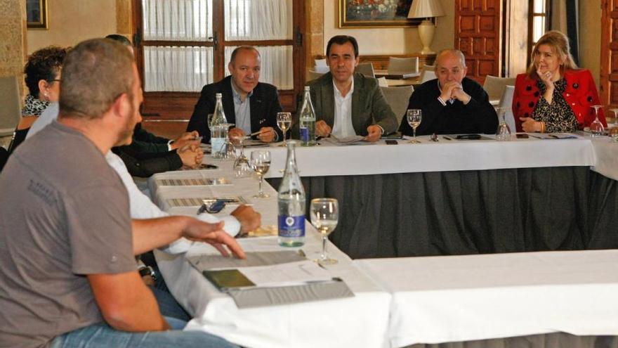 Maíllo durante la reunión con representantes de Adeiza.