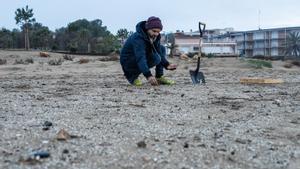 Rodri Castellví, de GoodKarma, muestra los pélets contaminantes en Vila-seca.