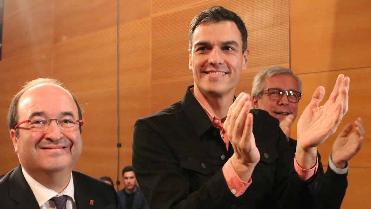 El secretari general del PSOE, Pedro Sánchez, ha acompanyat aquest matí Miquel Iceta en un acte de campanya a Tarragona. Sánchez ha cridat a la participació en les eleccions del 21-D i ha defensat la recuperació de la convivència amb Iceta com a president. Si tu no hi vas, ells es queden, ha dit Sánchez. Per la seva banda, Iceta ha assegurat que si guanya les eleccions, una de les primeres coses que farà serà trucar a Juncker per dir-li que s’han acabat els problemes amb Catalunya. Ei, Jean-Claude, s’ha acabat. No et portarem problemes, et demanarem inversions, però problemes, ni un, ha dit fent broma.