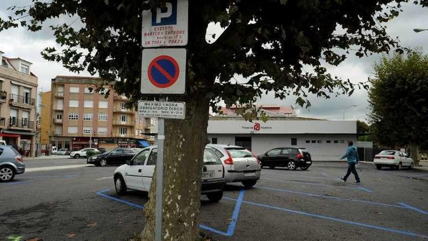 Zona azul en las inmediaciones de la plaza de abastos. // Iñaki Abella