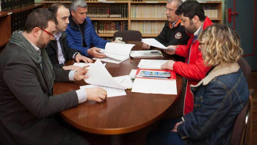 Los representantes de UGT, a la derecha, con los alcaldes de Laviana, Caso y Sobrescobio.