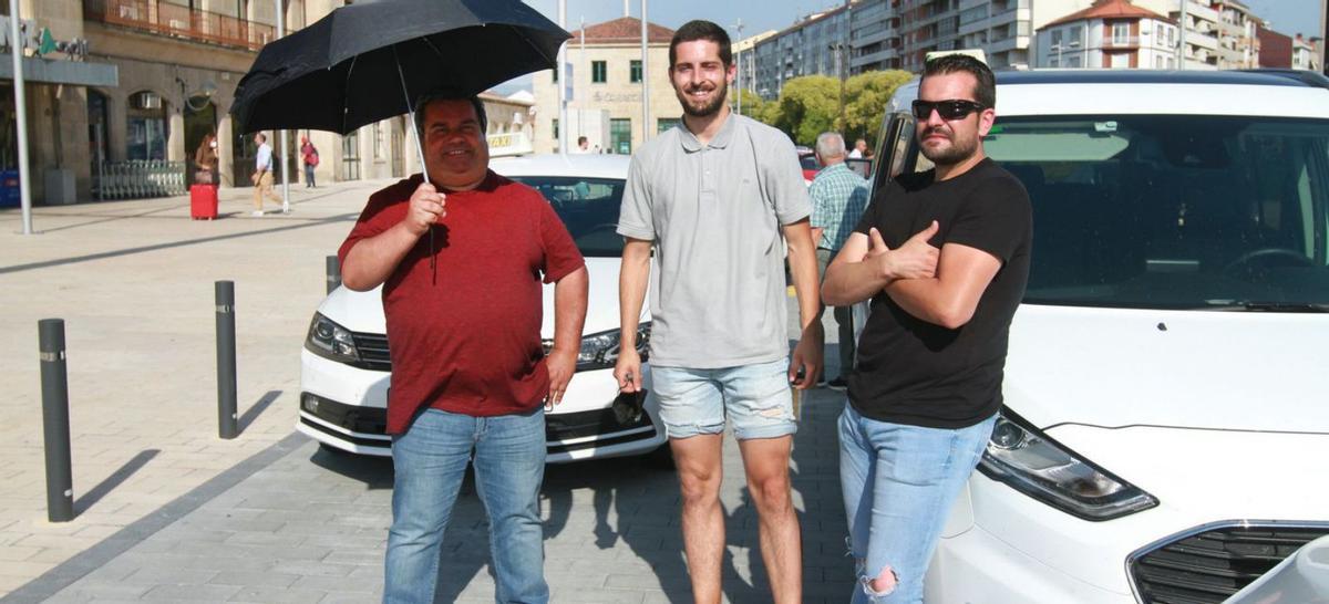 En los días de calor, habituales en Ourense, los taxistas de la estación hacen lo que pueden. | I. Osorio