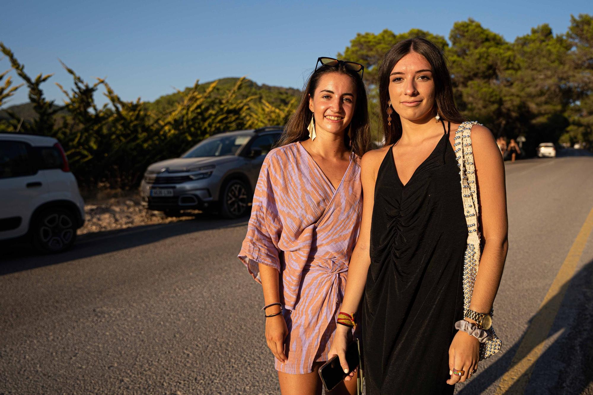 Caos circulatorio para ver uno de los mejores atardeceres de Ibiza, frente a es Vedrà