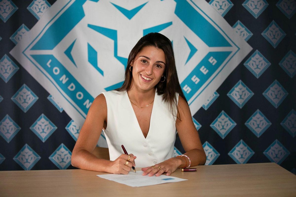 Jana Fernández firmando su contrato como nueva jugadora del London City Lionesses Jana Fernández firmando su contrato como nueva jugadora del London City Lionesses