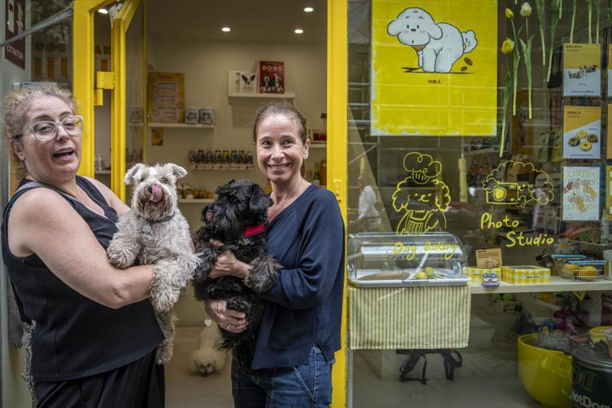 Dos clientas se relamen en los brazos de sus dueñas en la puerta de Voilà.