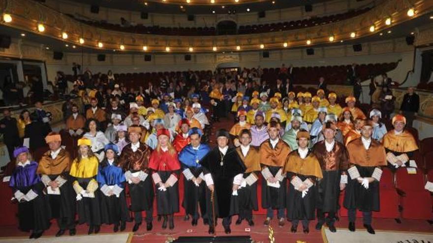 Foto de la familia universitaria, a la finalización del acto en el Gran Teatro.