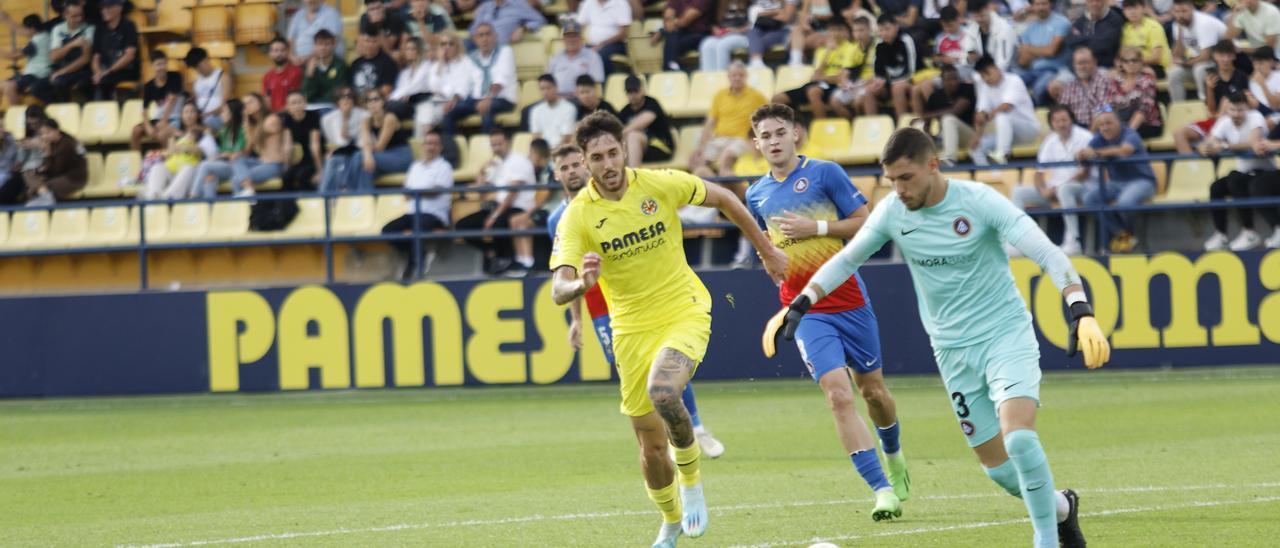 Fer Niño, autor del gol, presiona al meta del Andorra.