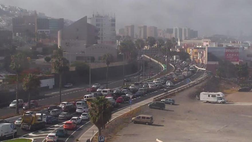 La caída de una farola colapsa la Avenida Marítima