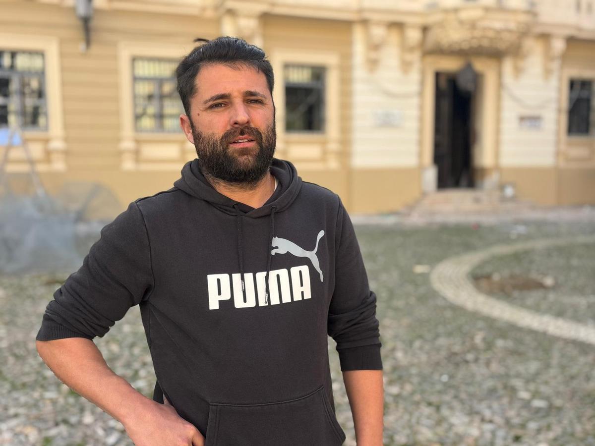 Rafael Montaño, responsable de la empresa Pintatodo, junto al edificio de Capitanía de Badajoz.