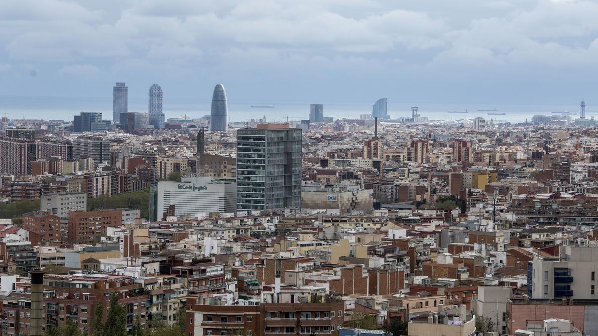 Vista general de la ciudad de Barcelona desde el mirador de Torre Baró