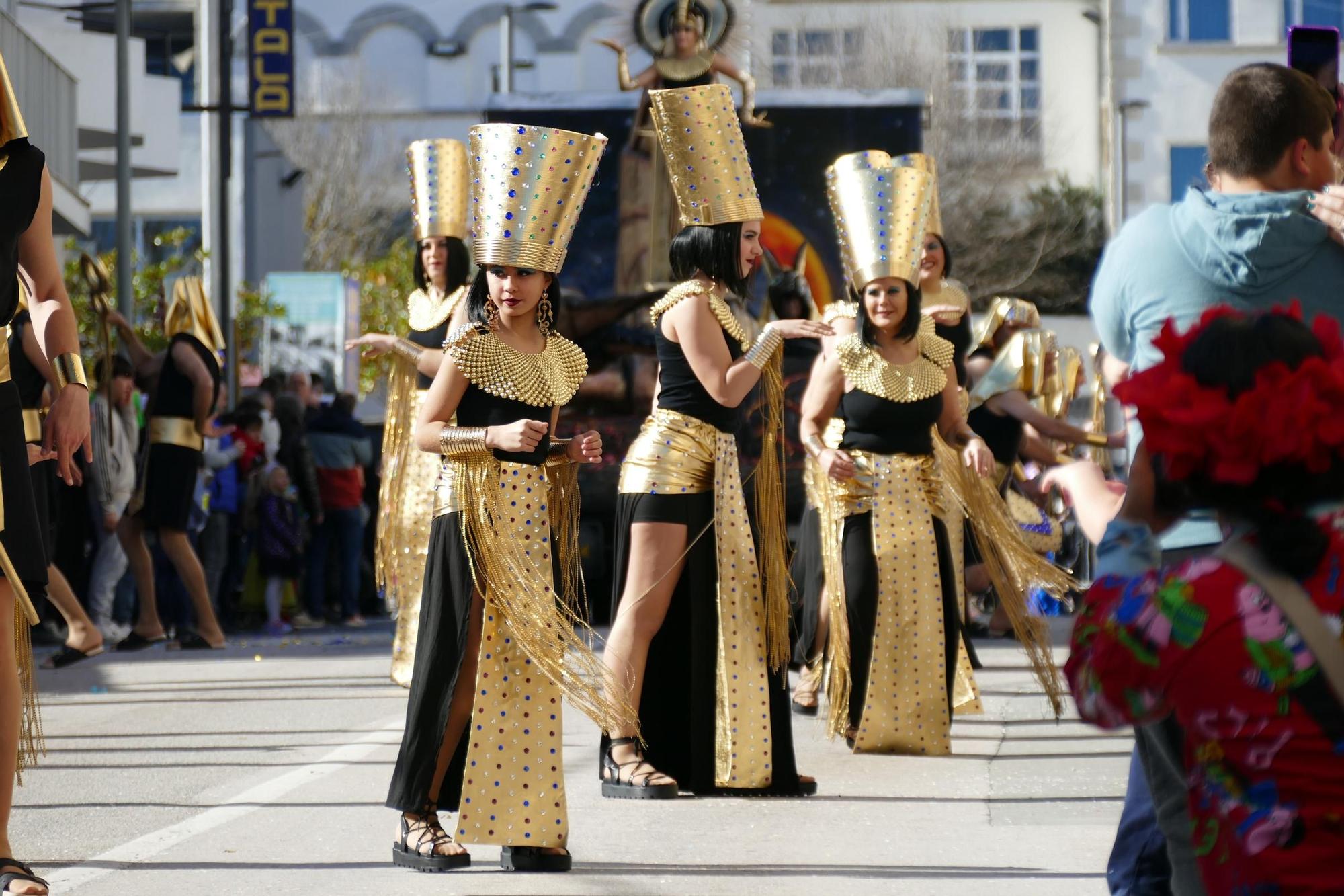 L'Escala s'acoloreix amb la rua de carnaval