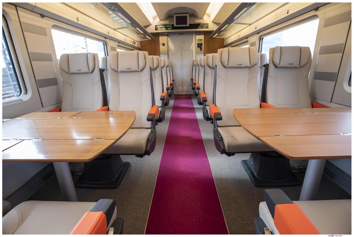Interior de uno de los trenes AVLO.