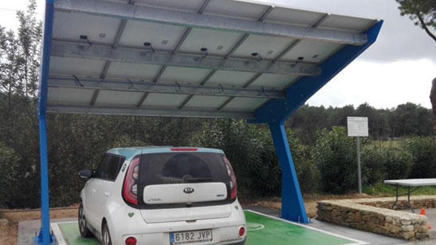 Un coche, en la pérgola de carga solar.