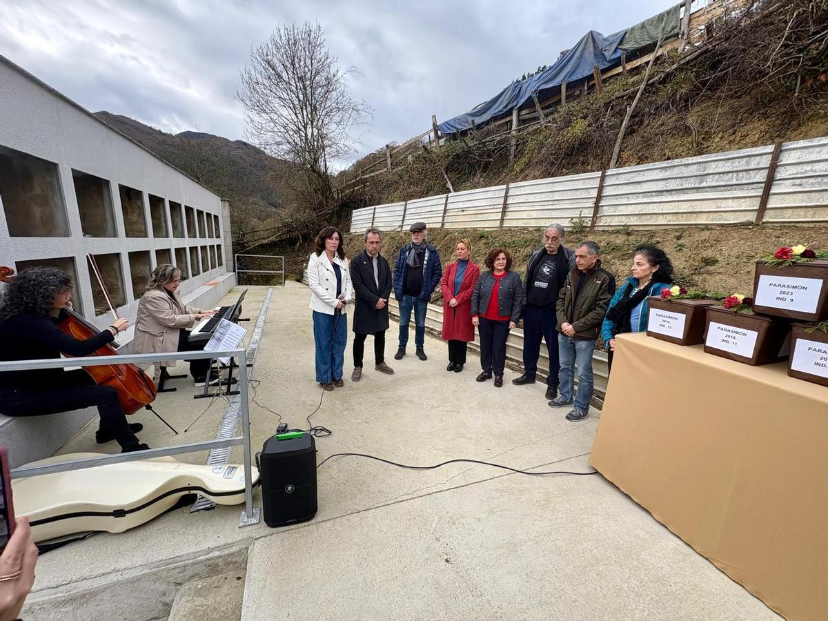 Acto de homenaje y sepultura en el cementerio de Pola de Lena a los 21 hombres asesinados en Parasimón
