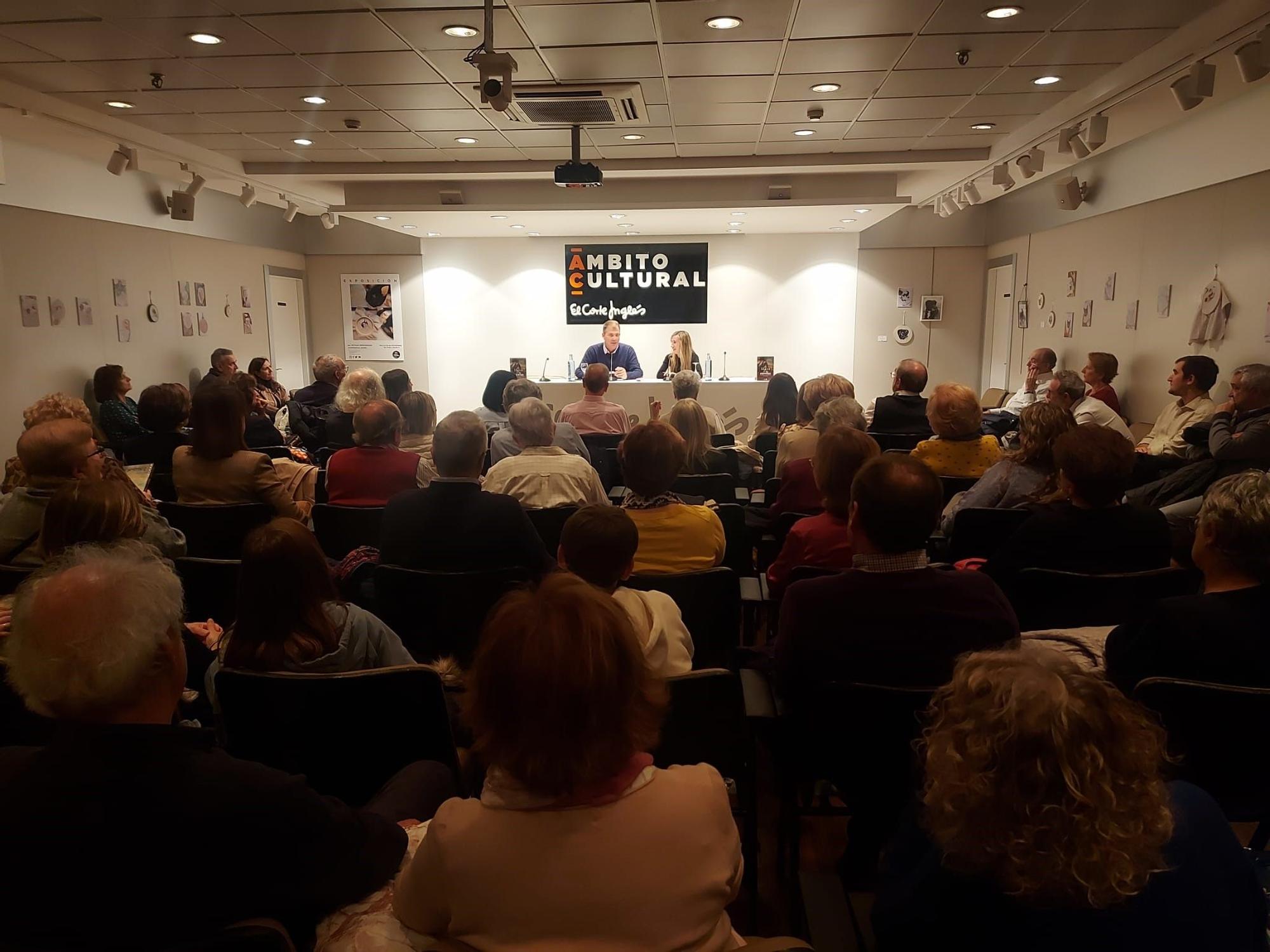 La sala Ámbito Cultural, de El Corte Inglés, se llenó para la presentación de &#039;La llave de las estrellas&#039;