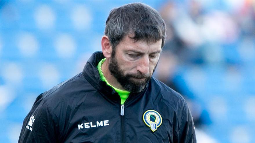 Antonio Moreno, pensativo en el Rico Pérez durante uno de sus cuatro partidos como entrenador del Hércules.