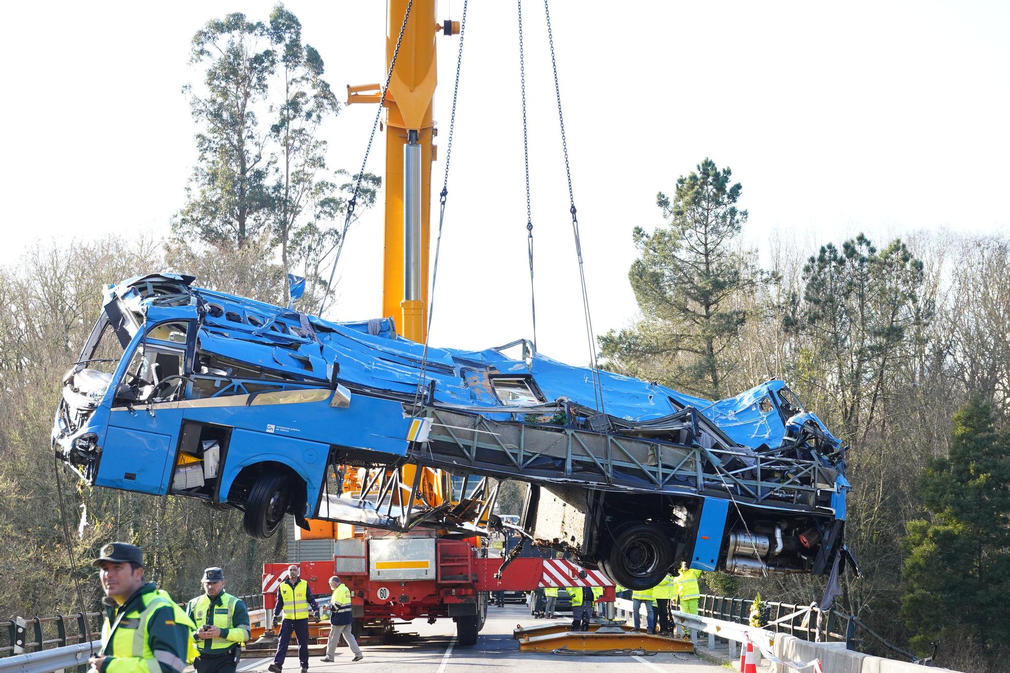 El izado del bus siniestrado en el río Lérez