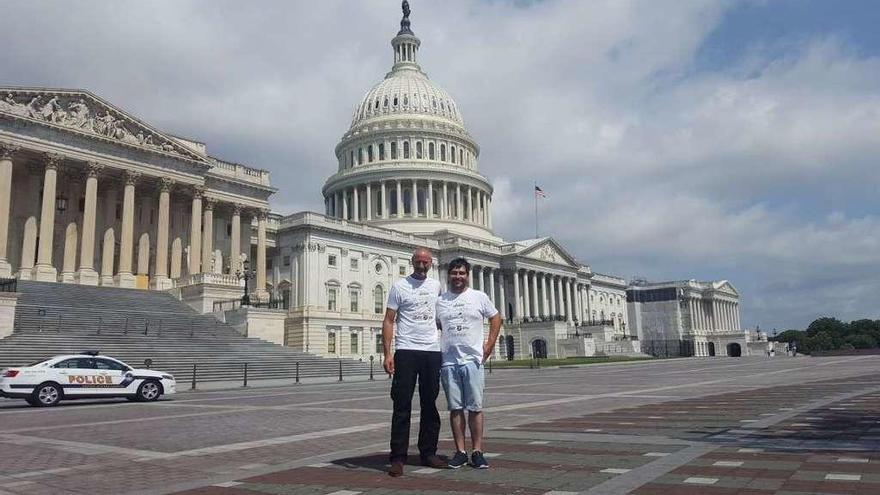 Manuel Rial y Francisco Castro, ante el Capitolio. // FdV