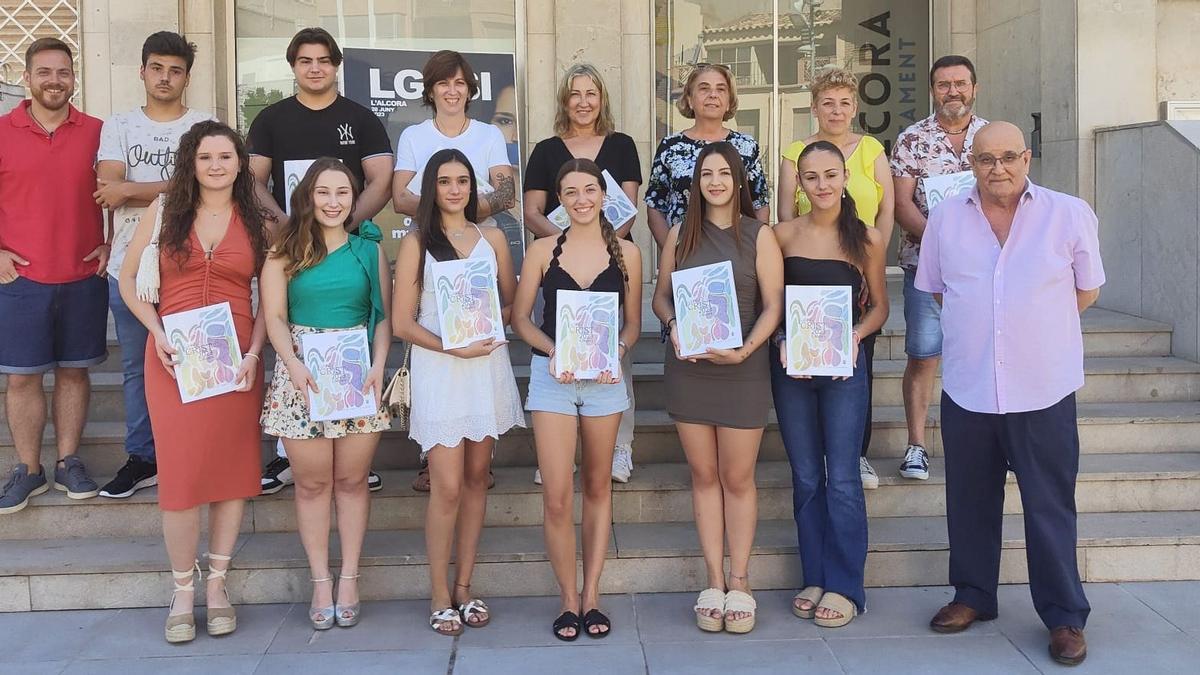 Autoridades y corte de honor del 2023 presentaron ayer los libros de las fiestas que l’Alcora celebra en honor al Cristo.