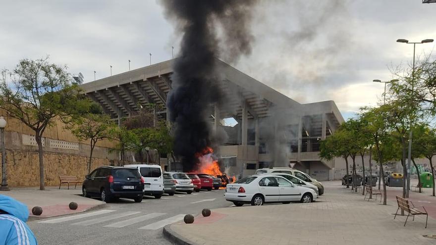Al menos un coche calcinado en un incendio en el parking del Rico Pérez en Alicante