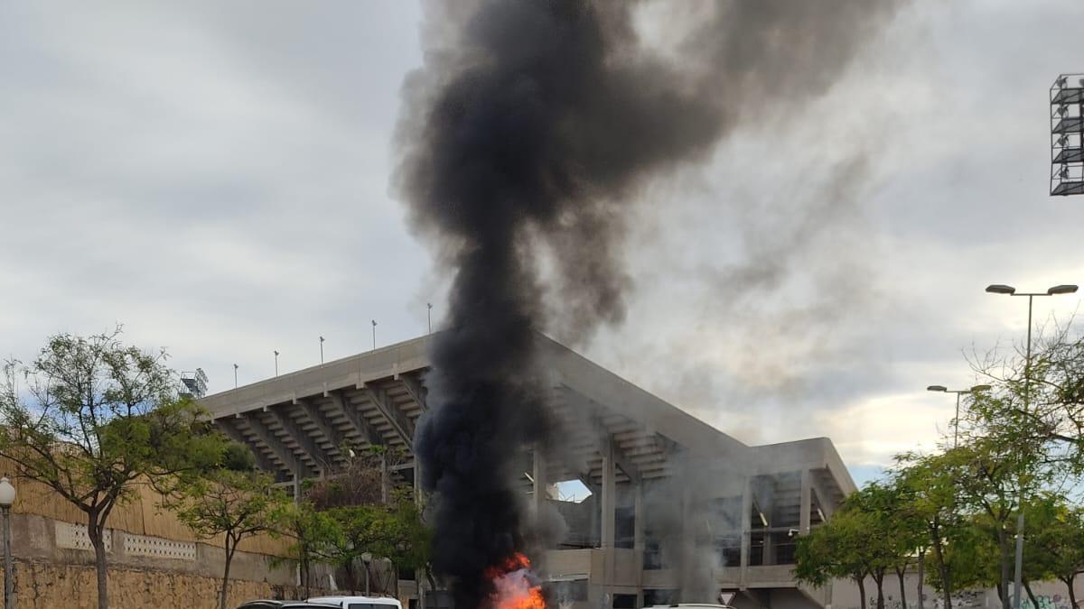 Incendio en el parking del Rico Pérez este domingo por la tarde